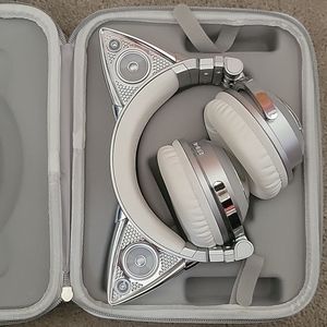 Ariana Grande headphones